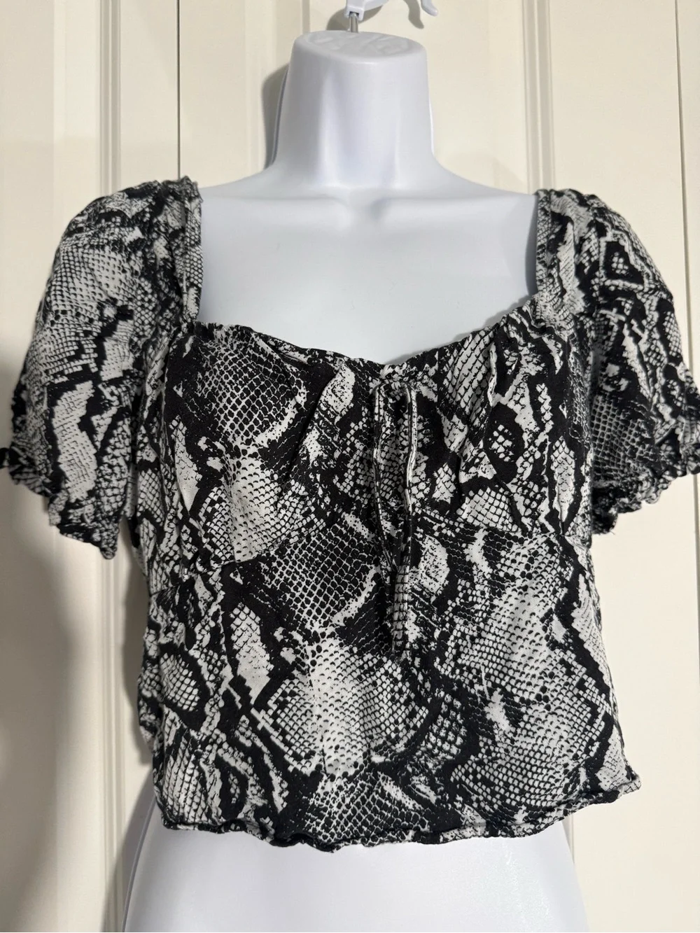 Urban Outfitters Black & White Snake-Print Puff Sleeve Crop Top